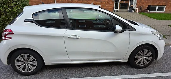 Peugeot 208 2012 photo 4