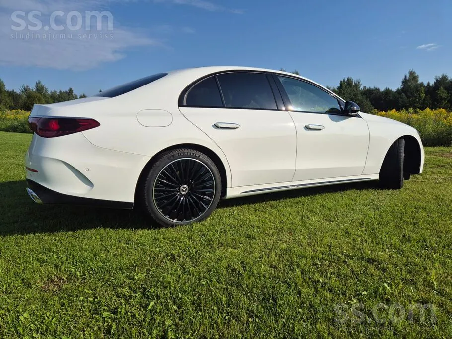 Mercedes-Benz E220 2024 photo 3