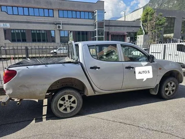 Mitsubishi L200 2010 photo 2