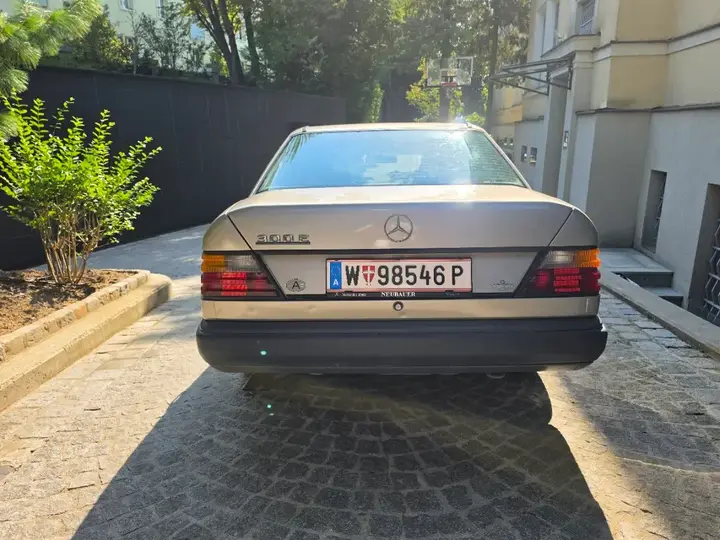 Mercedes-Benz W124 1985 photo 2