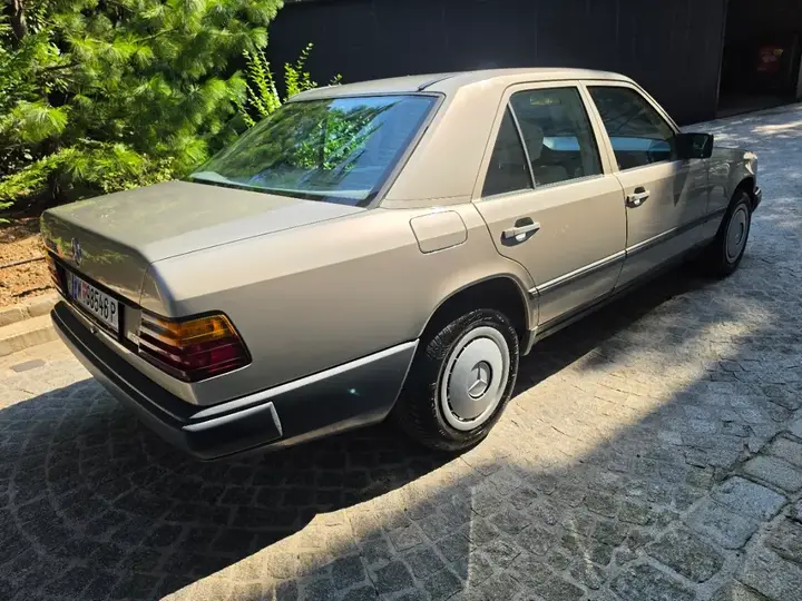 Mercedes-Benz W124 1985 photo 3