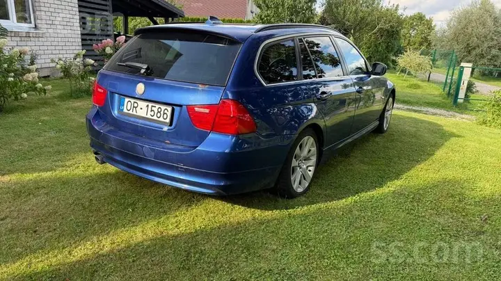 BMW 320 2011 photo 2