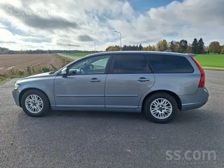 Volvo V50 2011 photo 2