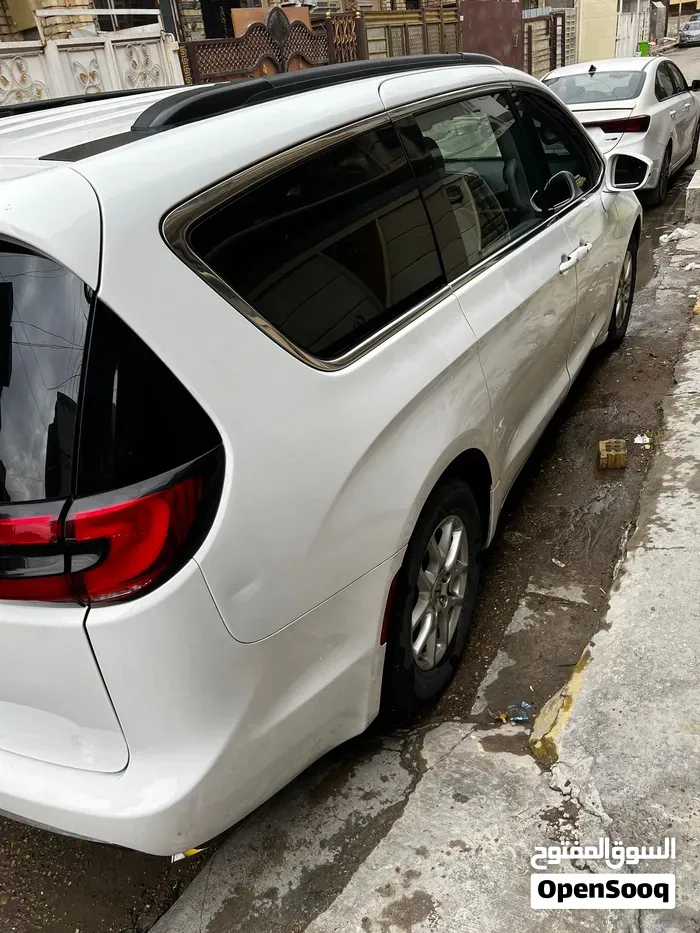 Chrysler Pacifica 2022 photo 2