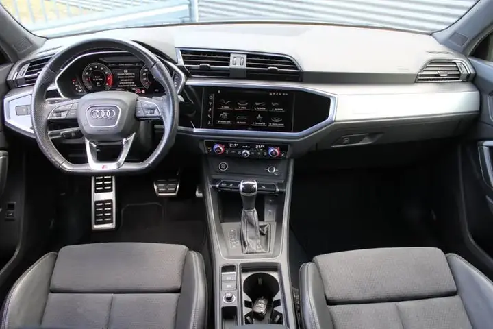 Audi Q3 2023 photo 2