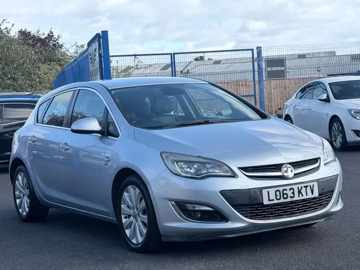 Vauxhall Astra 2014 photo 2