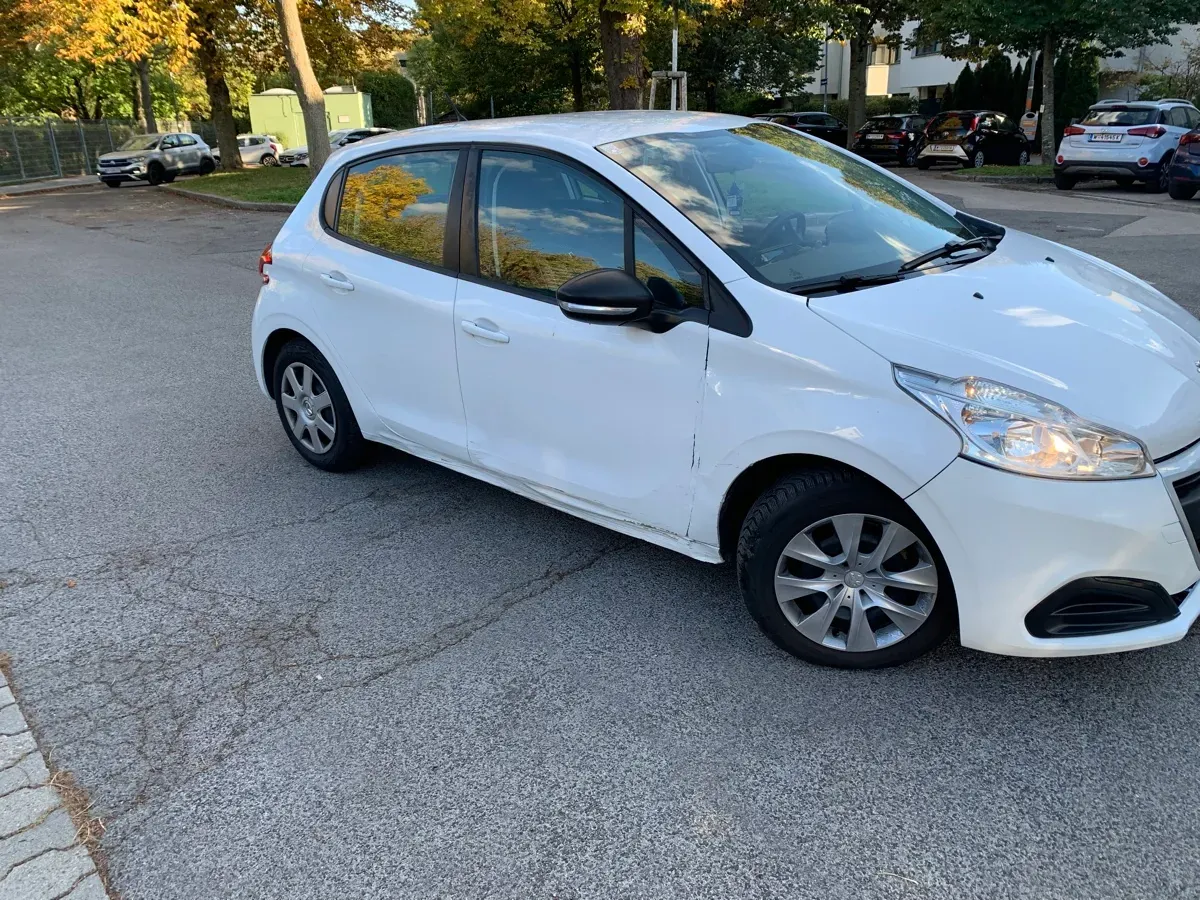 Peugeot 208 2018 photo 3