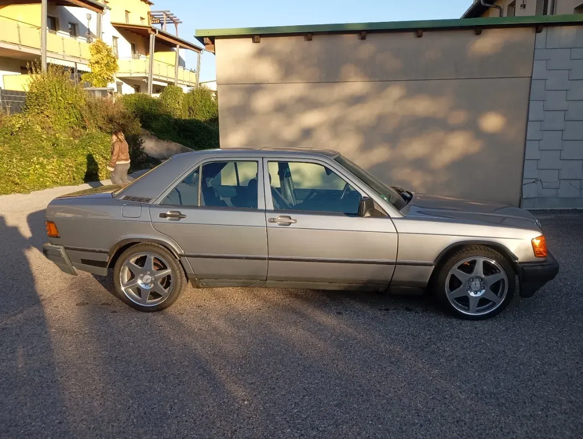 Mercedes-Benz 190 1987 photo 3