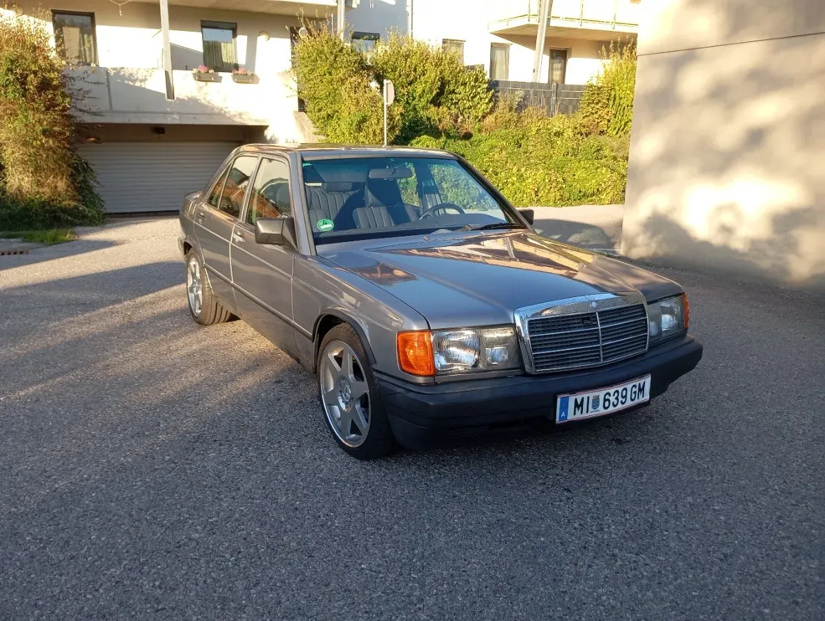Mercedes-Benz 190 1987 photo 2