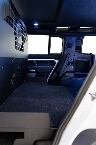 Land Rover Defender 110 2023 photo 5