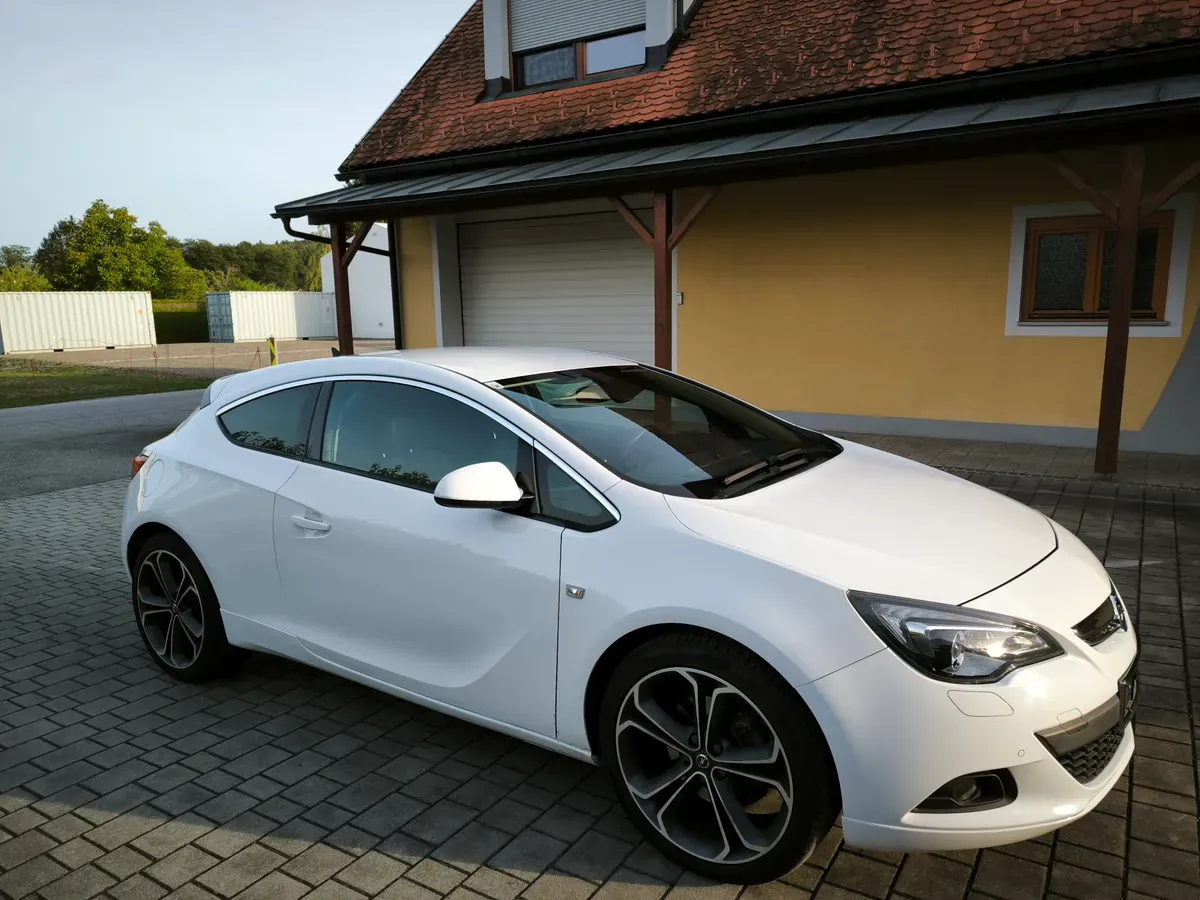 Opel Astra 2012 photo 2