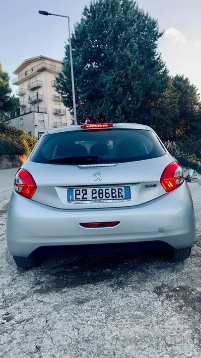 Peugeot 208 2015 photo 2