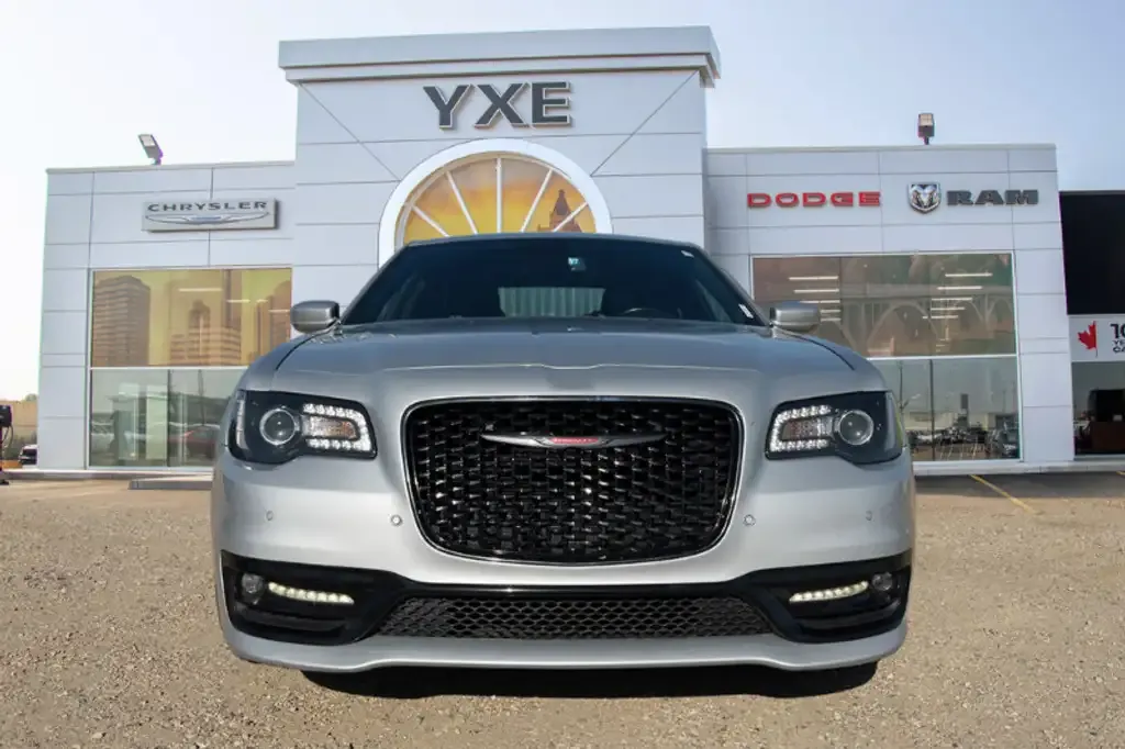 Chrysler 300 2022 photo 2