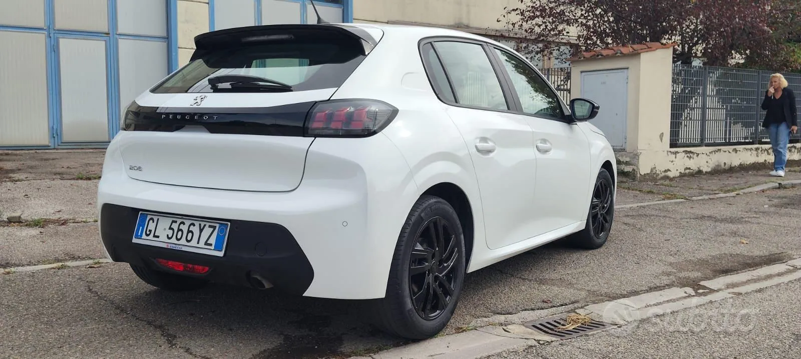 Peugeot 208 2023 photo 3