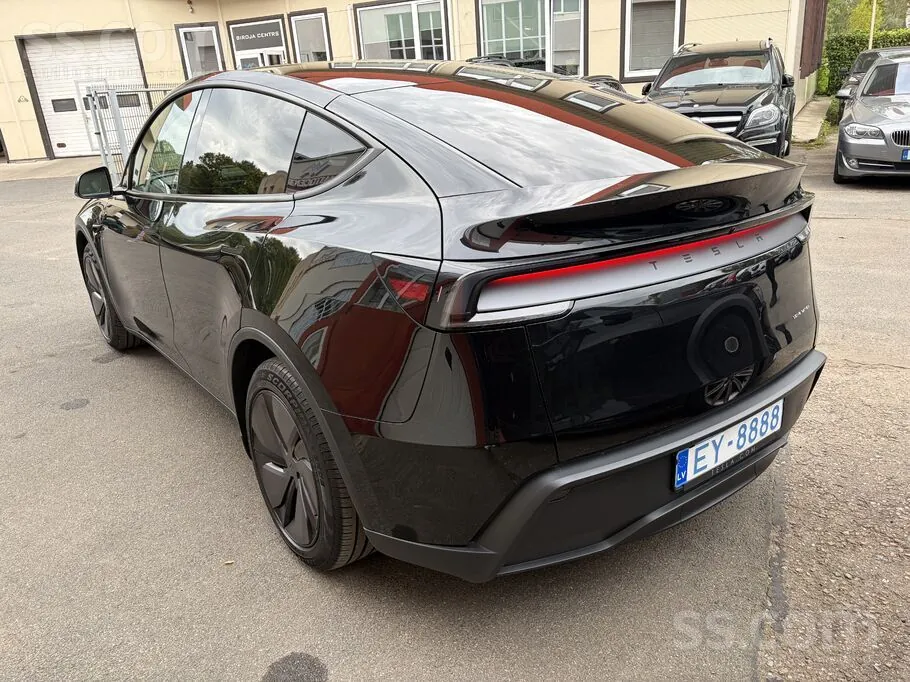 Tesla Model Y 2025 photo 4