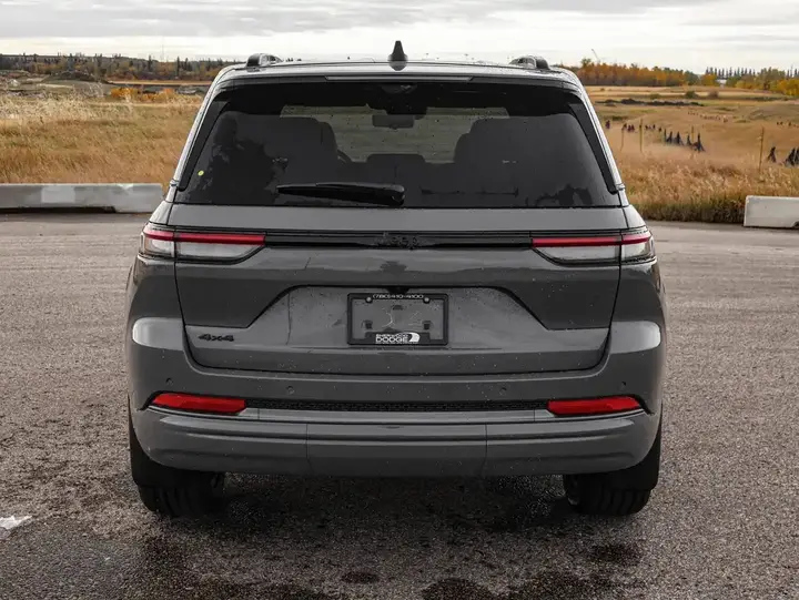Jeep Grand Cherokee 2027 photo 3