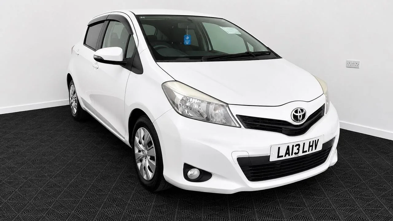 Toyota Yaris 2013 photo 2