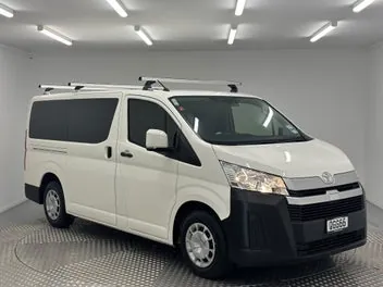 Toyota Hiace 2023 photo 2