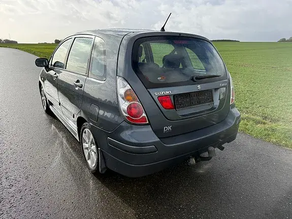 Suzuki Liana 2006 photo 3