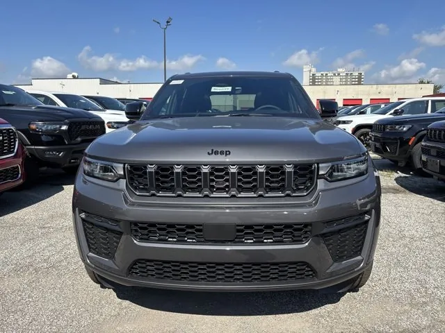 Jeep Grand Cherokee 2026 photo 2