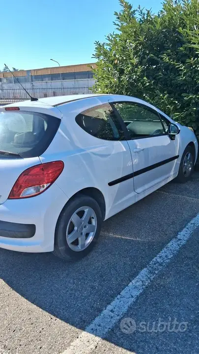 Peugeot 207 2010 photo 2
