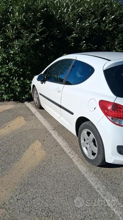 Peugeot 207 2010 photo 3