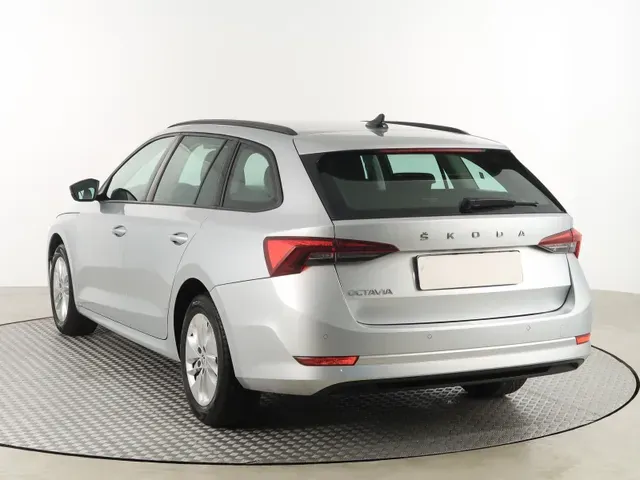 Skoda Octavia Combi 2021 photo 3