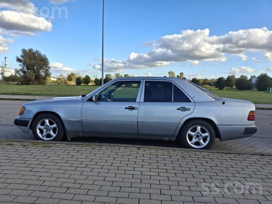 Mercedes-Benz E230 1993 photo 3