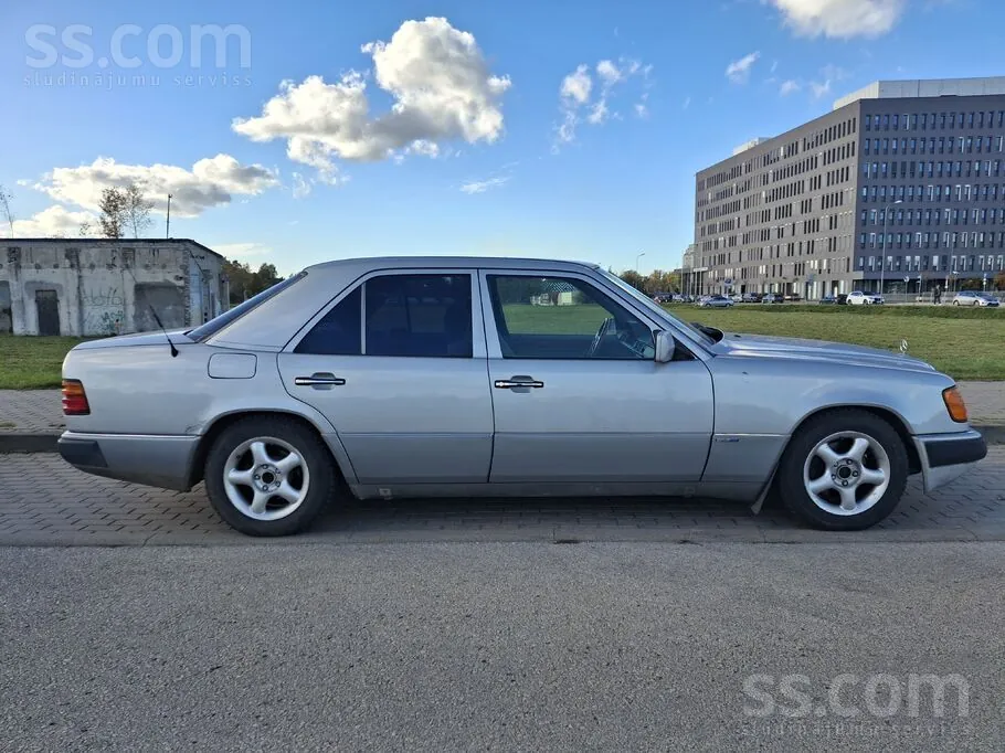 Mercedes-Benz E230 1993 photo 4