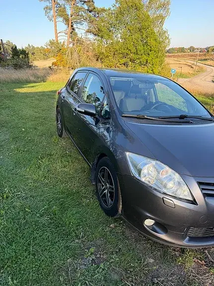 Toyota Auris 2010 photo 3