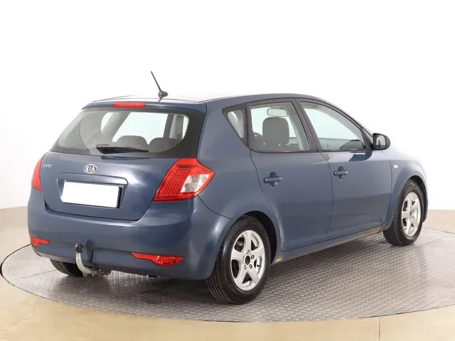 Kia Ceed 2010 photo 4