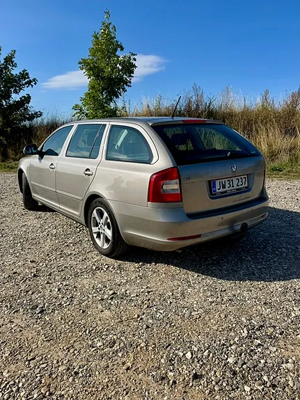 Skoda Octavia 2012 photo 2