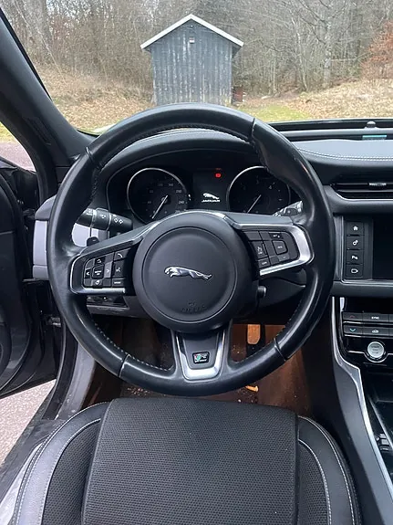 Jaguar Xf 2017 photo 3