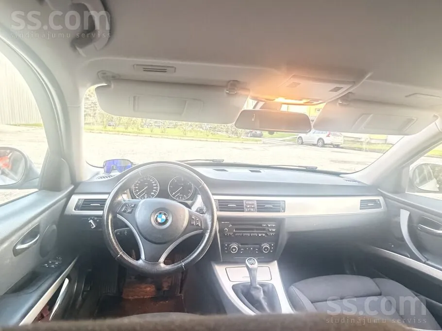 BMW 318 2011 photo 3