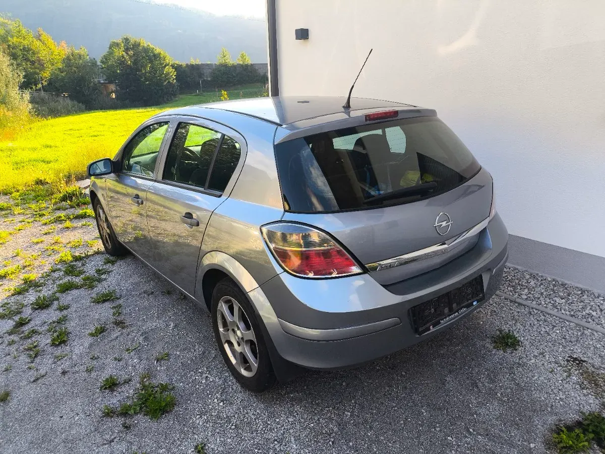 Opel Astra 2009 photo 2