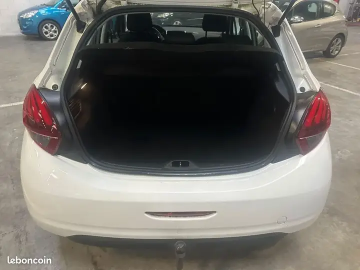 Peugeot 208 2017 photo 5