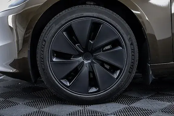 Tesla Model 3 2024 photo 3