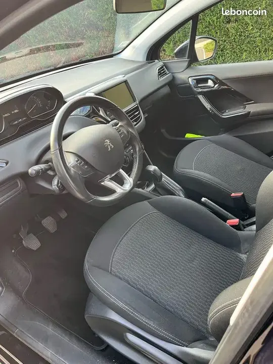 Peugeot 208 2019 photo 3