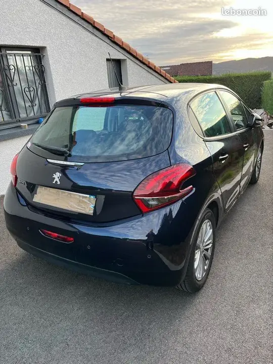 Peugeot 208 2019 photo 2