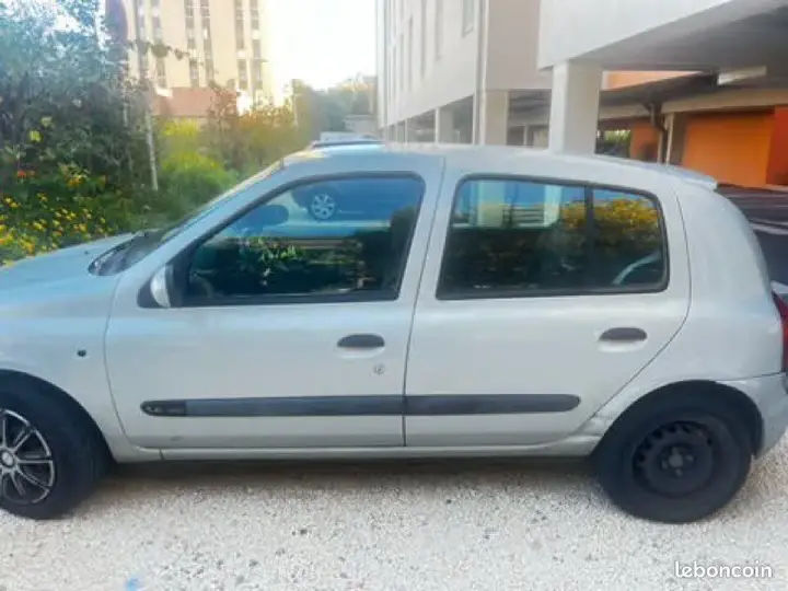 Renault Clio 2004 photo 2
