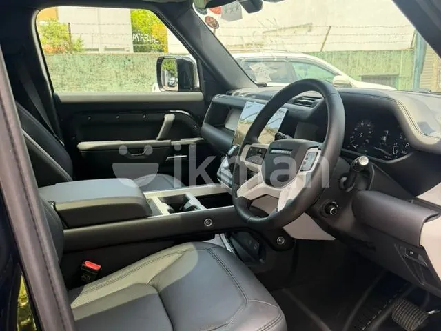 Land Rover Defender photo 4