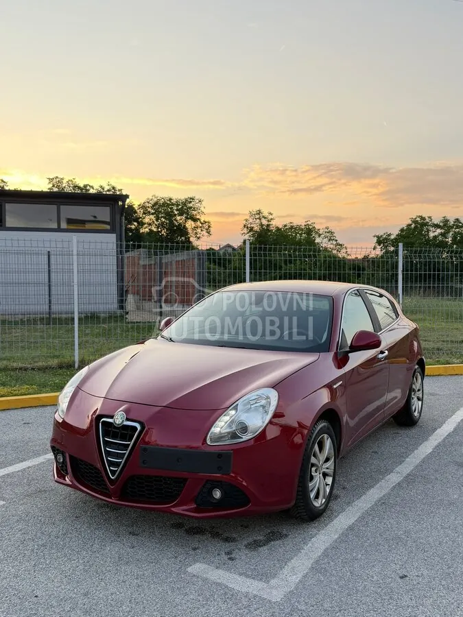 Alfa Romeo Giulietta 2012 photo 2