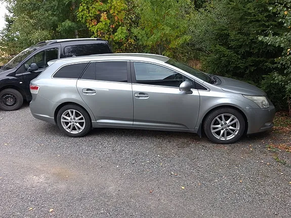 Toyota Avensis 2011 photo 2
