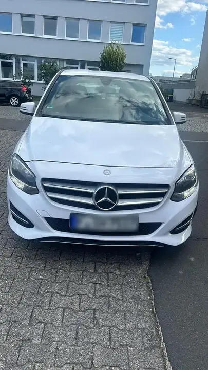 Mercedes-Benz B 180