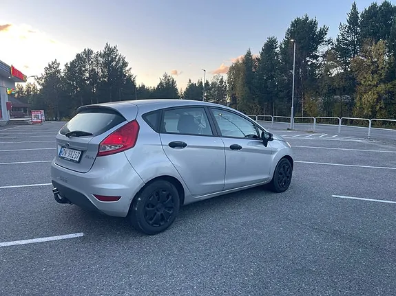 Ford Fiesta 2012 photo 2