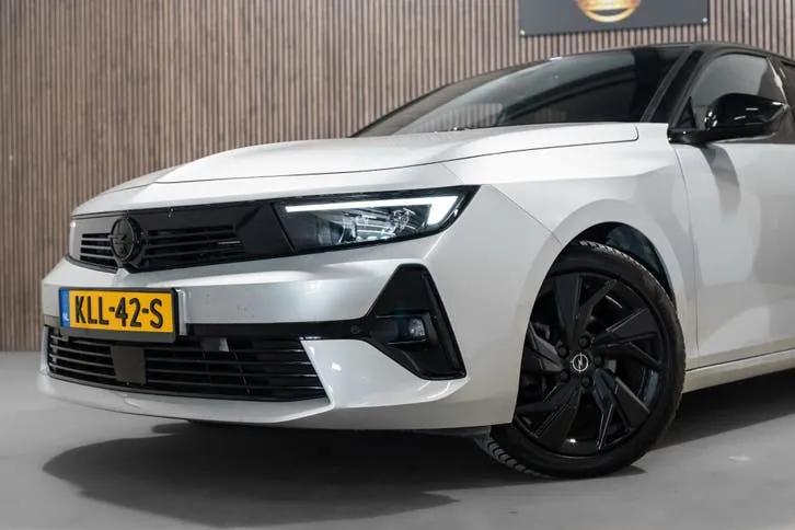 Opel Astra 2023 photo 2