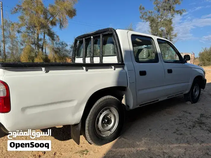 Toyota Hilux 2004 photo 2