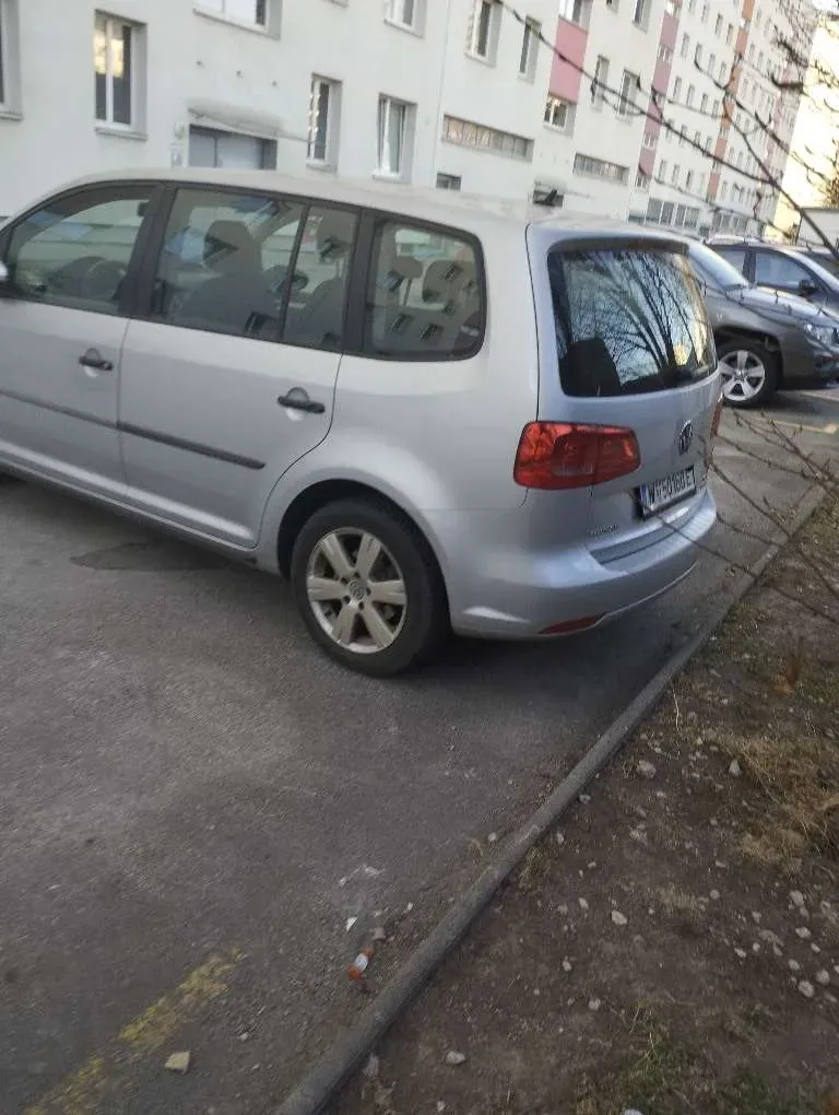 Volkswagen Touran 2011 photo 2