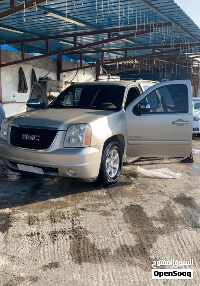 GMC Yukon 2011 photo 2