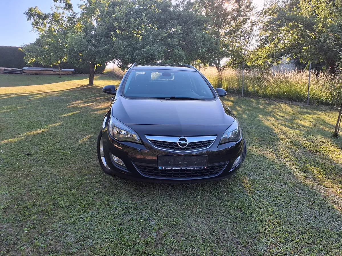 Opel Astra 2011 photo 3